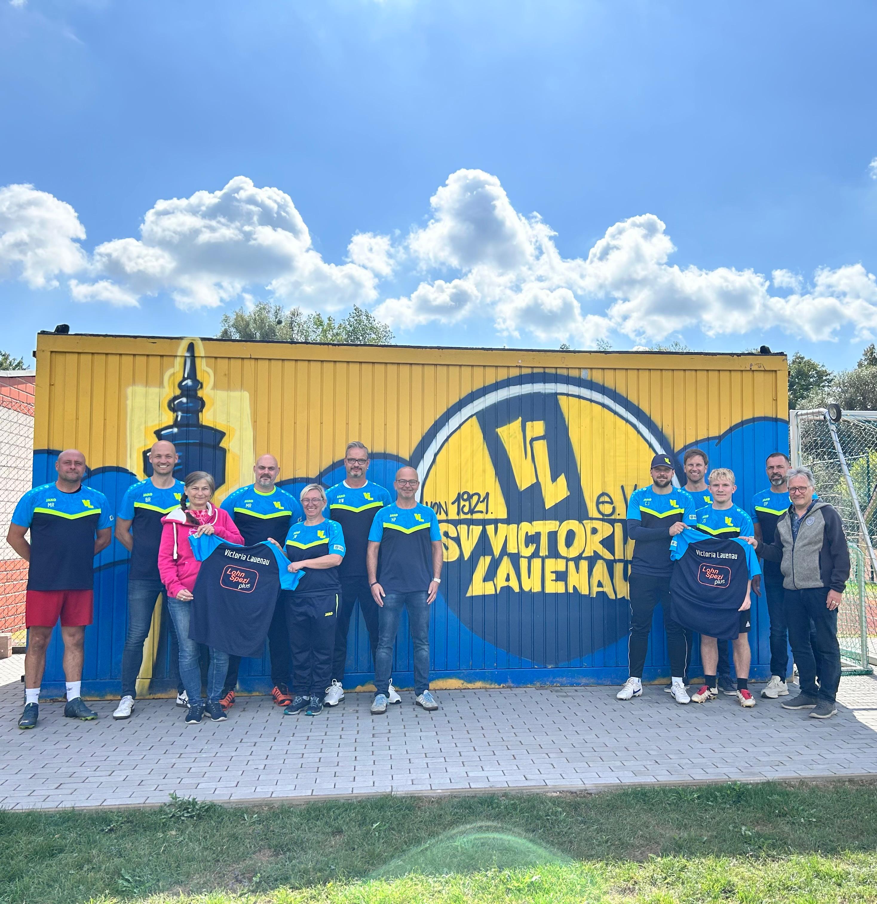 Sponsor Lohnspezi neue Trikots für Fußballtrainer Victoria Lauenau