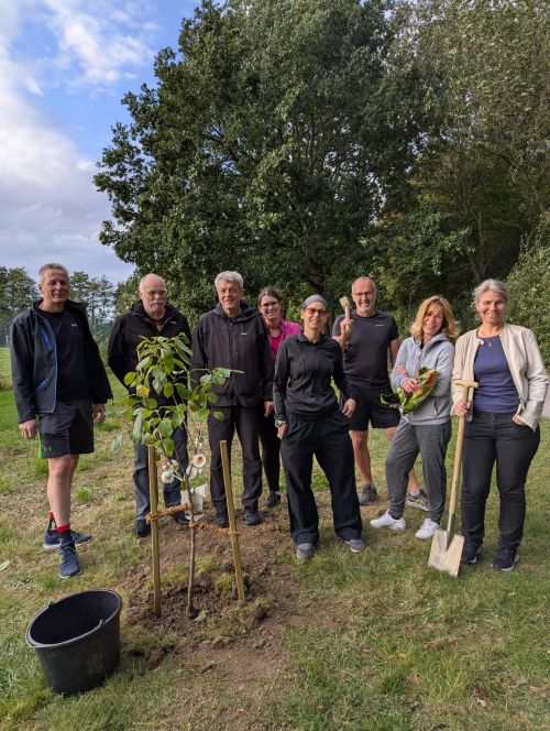 Baumpflanzaktion Badminton im Victoria Sportpark - Gruppe