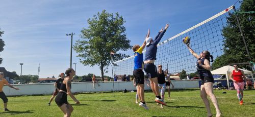 Volleyball Hobbies beim Engenser Freiluftturnier