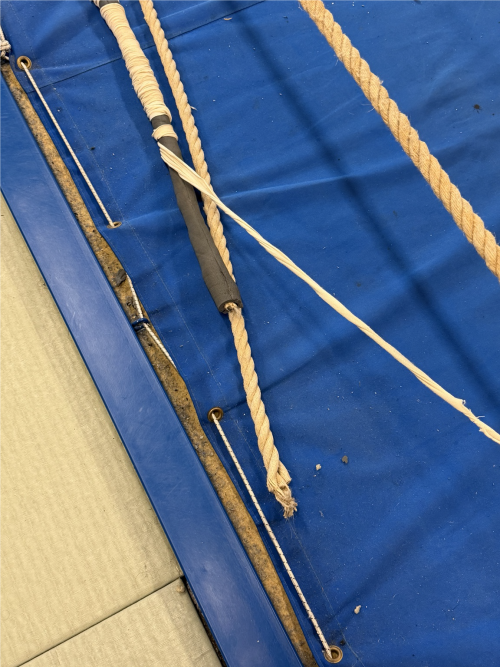 Durchtrennte Seile am Boxring