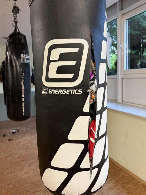 Aufgeschlitzte Boxsäcke