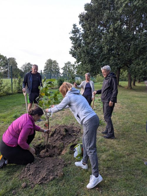 Baumpflanzaktion Badminton im Victoria Sportpark