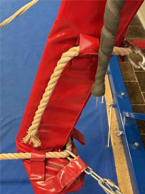 Durchtrennte Seile am Boxring